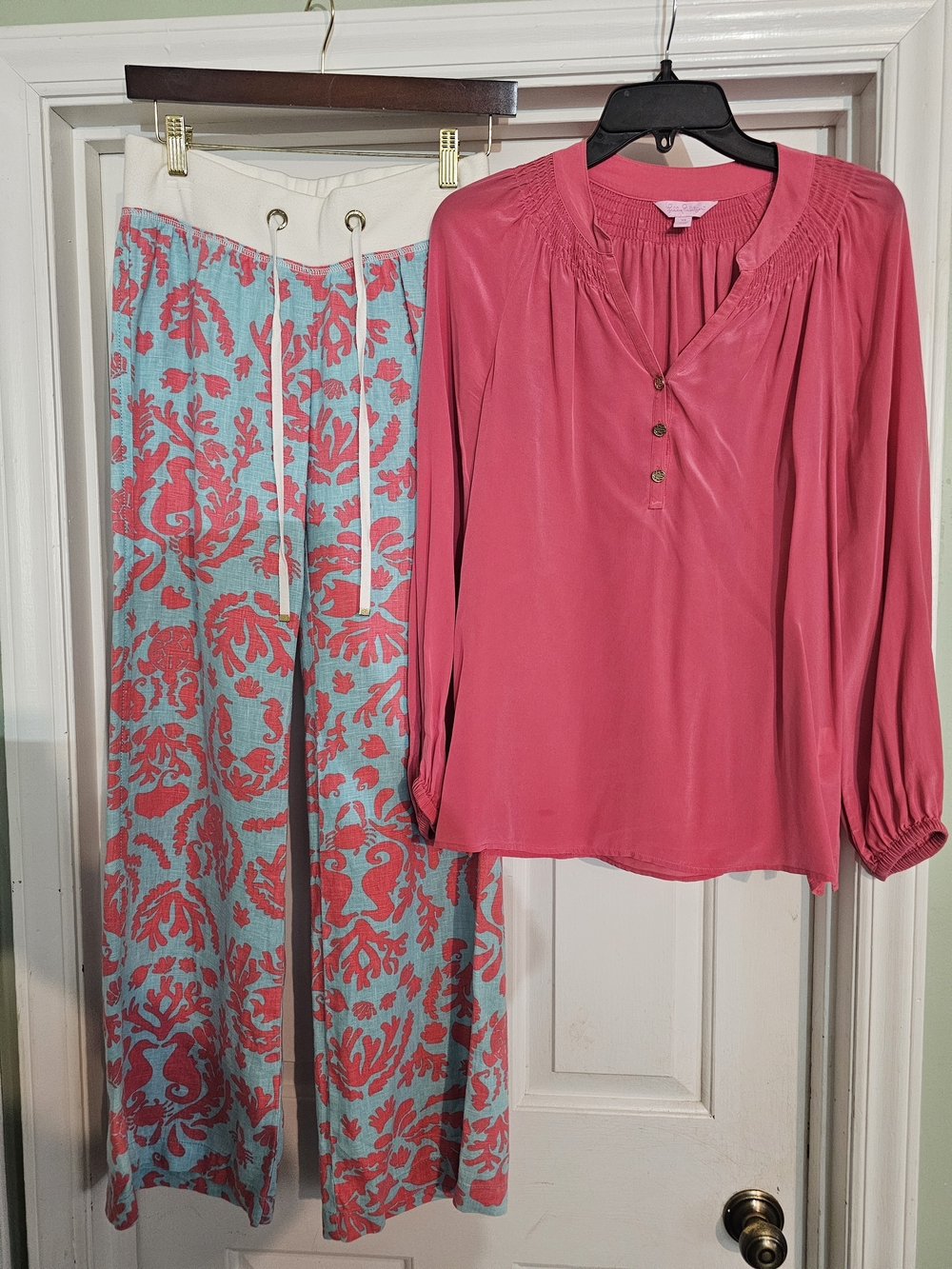 Lilly Pulitzer Outfit | Coral Button V-Neck Long Sleeve Blouse | The Beach Pant